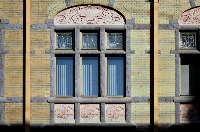 4-я линия, 9. Витражи в особняке П.П. Форостовского. Фацетные витражи в окнах 2 этажа. Фото 2020